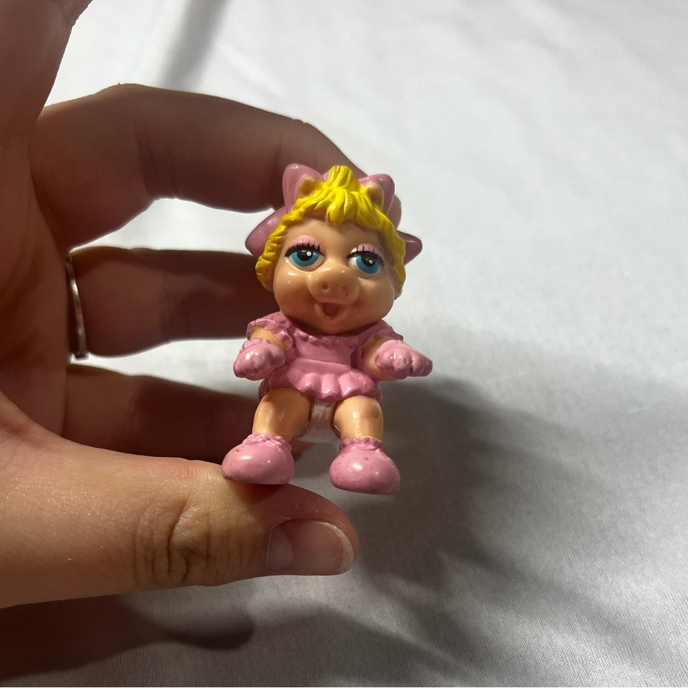 1986 Muppets BABY MISS PIGGY the PIG in PINK ACTION FIGURE TOY 2" Henson Vintage
